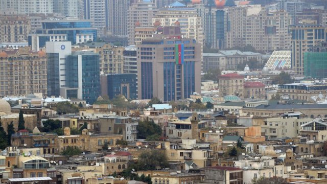 Həyət evlərinin dibində tikilən göydələnlər məişət paradoksu yaradır