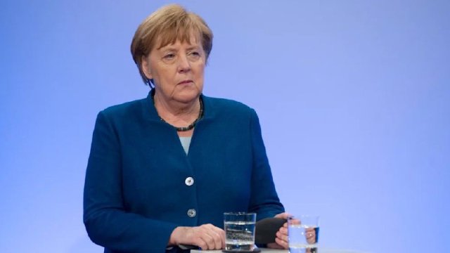 FT-dan Merkelə sərt tənqid: "Onun siyasəti sağçı ekstremizmə səbəb oldu"