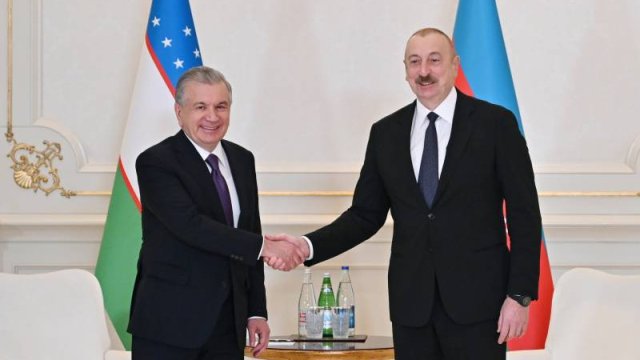 İlham Əliyev Özbəkistanın Prezidentini ad günü münasibətilə təbrik etdi