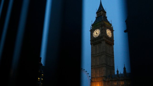 İngiltərə Bankı son 4 ildə ilk dəfə əsas faiz dərəcəsini aşağı saldı