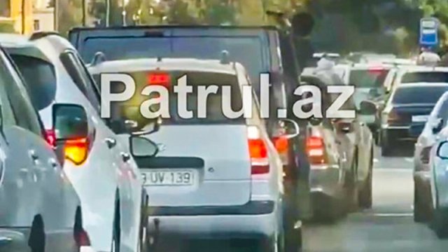 Yolun ortasında maşının qapısını açıb ətrafa silah tuşladı - VİDEO