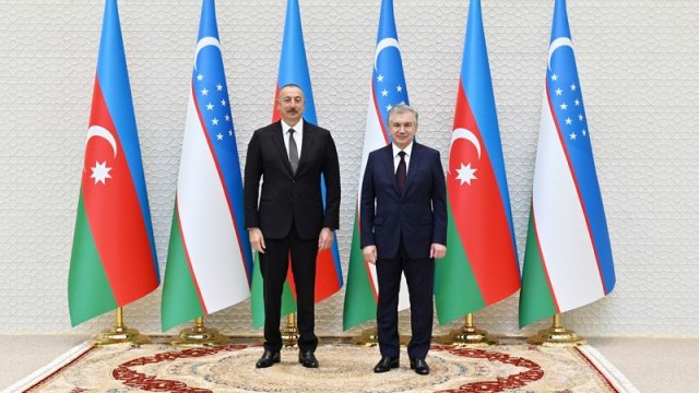 İlham Əliyev Özbəkistan Prezidentinin təltif olunması mərasimində iştirak etdi