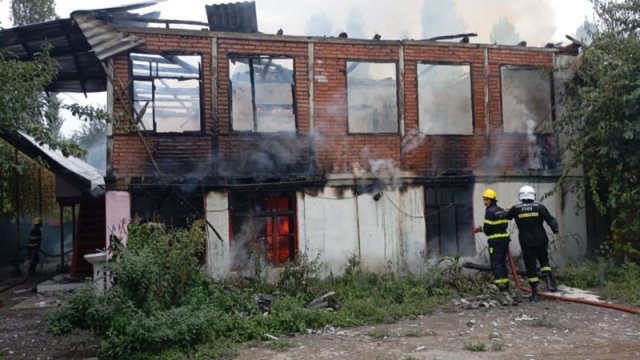 Ucarda ev yandı - Yol bərbad olduğuna görə yanğınsöndürən gec gəldi (FOTO)