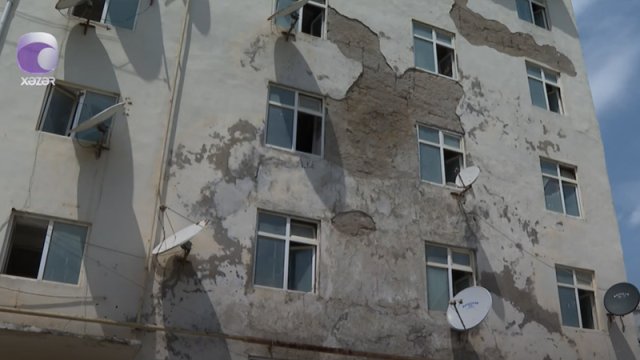 Bakıda qəzalı bina sakinlərə təhlükə yaradır - VİDEO