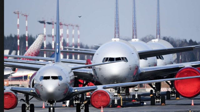 Təyyarə yerə endikdən sonra sərnişin təcili çıxış qapısını açdı, qanada çıxdı