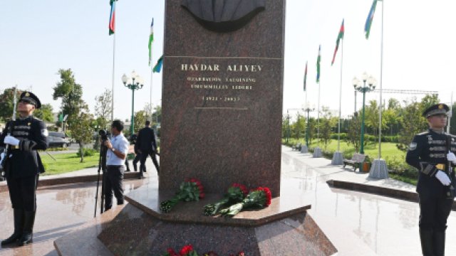 İlham Əliyev və Mehriban Əliyeva Heydər Əliyevin barelyefi önünə gül dəstələri qoyub - YENİLƏNİB