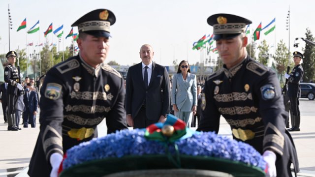 Prezident və ailə üzvləri Daşkənddə Müstəqillik abidəsini ziyarət etdi - YENİLƏNİB