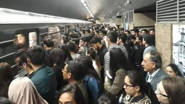 Metrodakı sıxlığa səbəb nədir? - Ekspertdən açıqlama