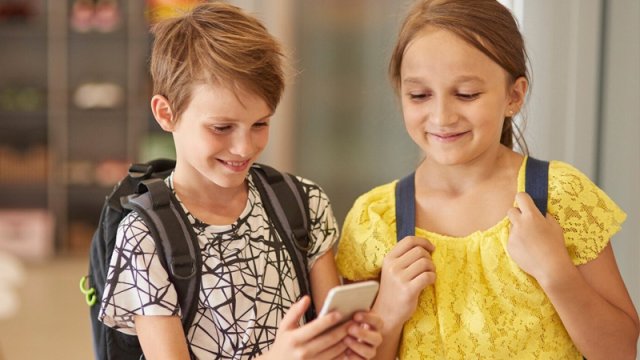 Məktəbdə smartfonlara qoyulan qadağanın uşaqlara necə təsir edir? - Alimlər