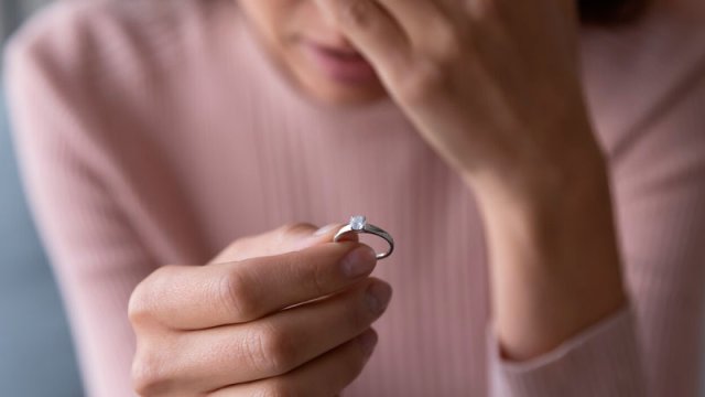 Qadın yanğınsöndürənlər arasından sevgili tapmaq üçün yanğınlar törətdi
