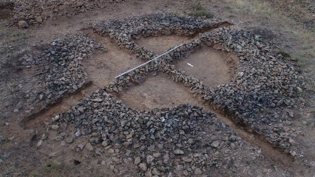 Qazaxıstanda çoxəsrlik "bığlı kurqanlar" alimləri çaşdırdı