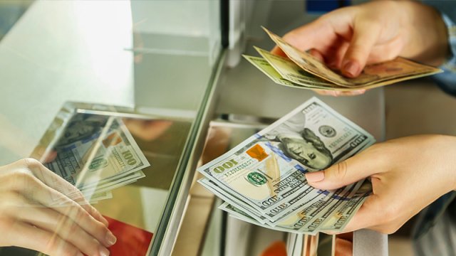 Banklarda dollar bitə bilər?