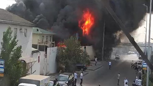 Bakıda boya sexində yanğın tam söndürüldü - FOTO/VİDEO/YENİLƏNİB
