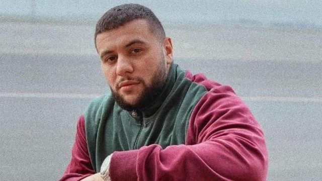 Azərbaycanlı müğənni 600 min manatlıq maşınını satır - FOTO