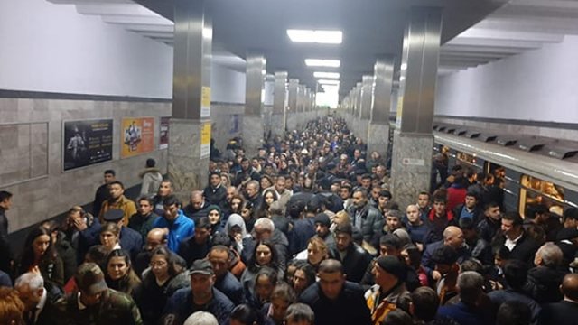 İctimai nəqliyyatdakı sıxlığın qarşısını almaq üçün başqa hansı addımlar atılmalıdır?