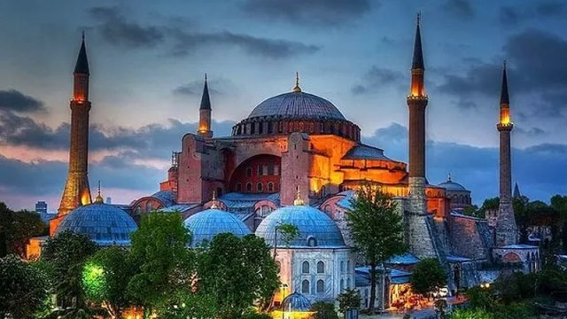 Dünya turizminin mərkəzi olan tarixi İstanbul
