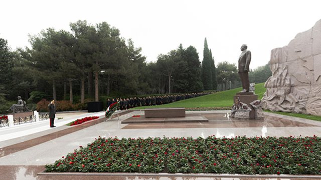 DİN rəhbərliyi Heydər Əliyevin məzarını ziyarət etdi - FOTO/VİDEO