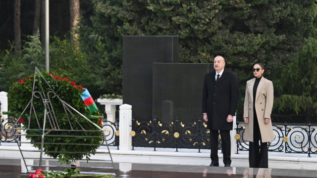 Prezident və birinci xanım Heydər Əliyevin məzarını ziyarət etdi - YENİLƏNİB