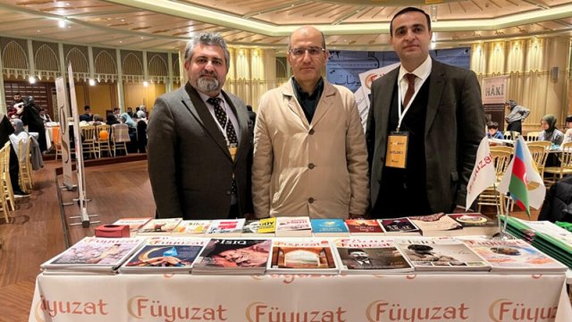 Cihangir İşbilir &ldquo;Füyuzat&rdquo; dərgisinin stendini ziyarət etdi - FOTO