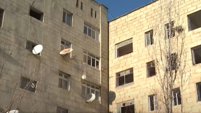 Çoxmərtəbəli bina təhlükə ilə üz-üzədir - VİDEO