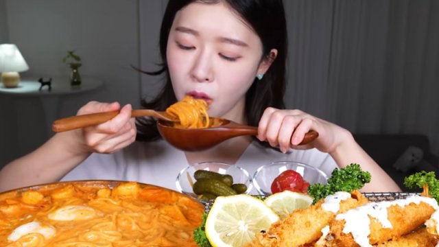 Gəncləri ölümə sürükləyən “mukbang” trendi: Gəncləri qoruyun!