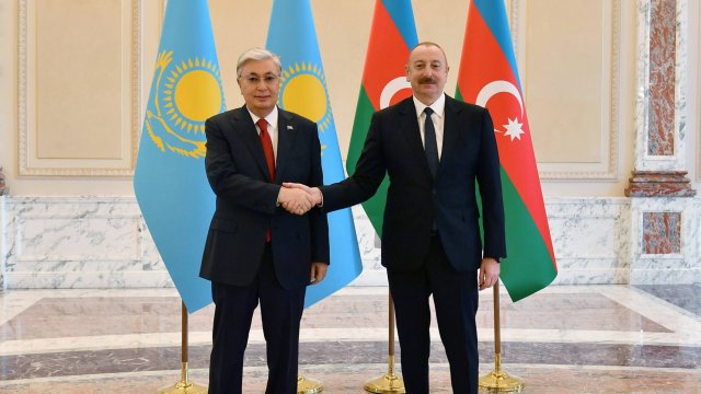 Tokayev İlham Əliyevə zəng etdi
