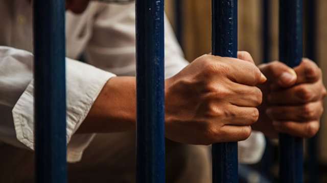 İşdən çıxmasını istəyən ərini həbs etdirdi
