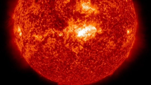 Günəşdə nadir baş verən hadisə anbaan lentə alınıb
