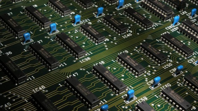 Sanksiyalardan yan keçən milyonlarla mikrosxem: Rusiyanın müdafiə sənayesini xilas edən şirkət