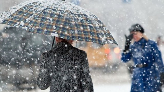 Bakıda qarlı havaya görə indiyədək 45 qəza baş verib, 61 avtomobil yolda qalıb
