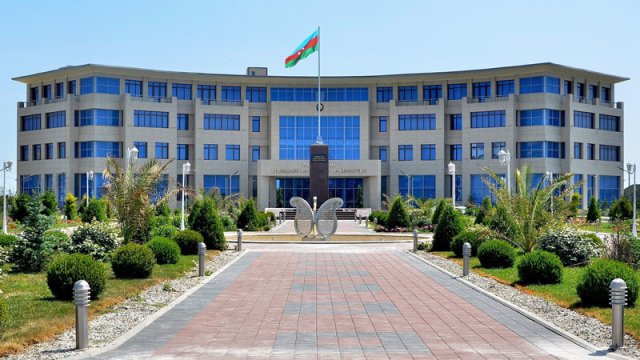 İcra hakimiyyətinin lüks avtomobili hərraca çıxarılır