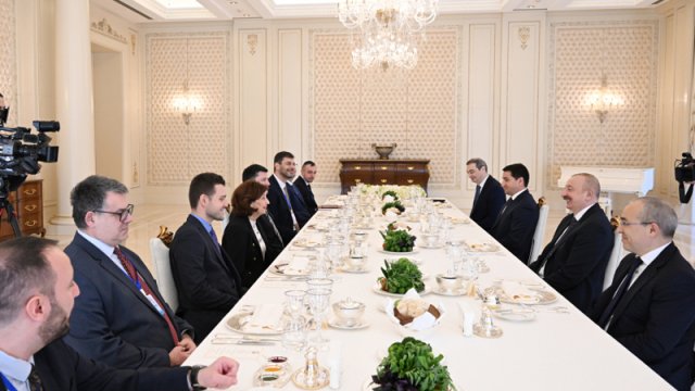 İlham Əliyevin həmkarı ilə lanç əsnasında geniş tərkibdə görüşü oldu
