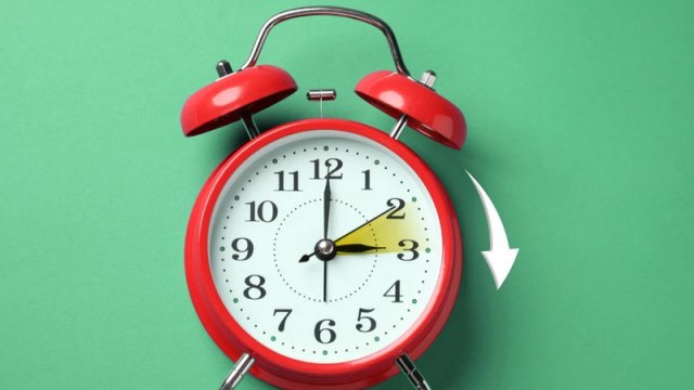 Yaz vaxtı tətbiqi: Saatlar niyə gecə yarısı deyil, saat 02.00-də dəyişdirilir?