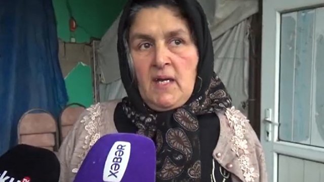 Həkimlər geri qaytardığı üçün maşında doğuş edibmiş... - VİDEO