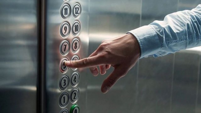 
Bakıda liftdə köməksiz qalan şəxs xilas edildi