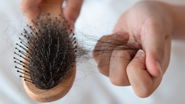 Saç tökülməsinə səbəb ola biləcək xəstəliklər açıqlandı