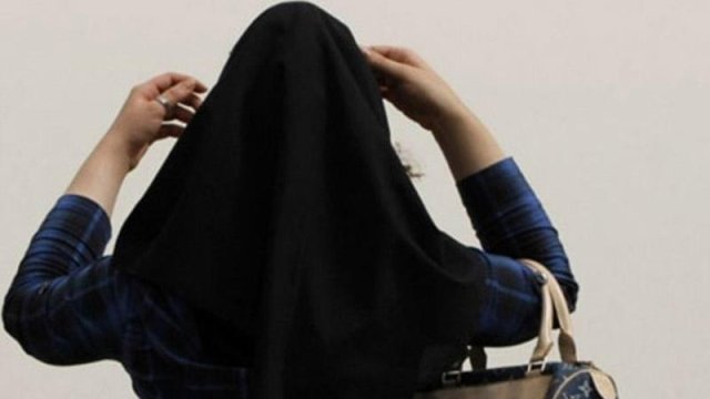 Evə getmək istəməyən arvadını hicabla boğub öldürdü - TƏFƏRRÜAT