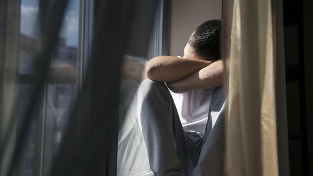 Məktəbli oğlan sevgilisini narahat edən yaşıdını bağda belə cəzalandırdı
