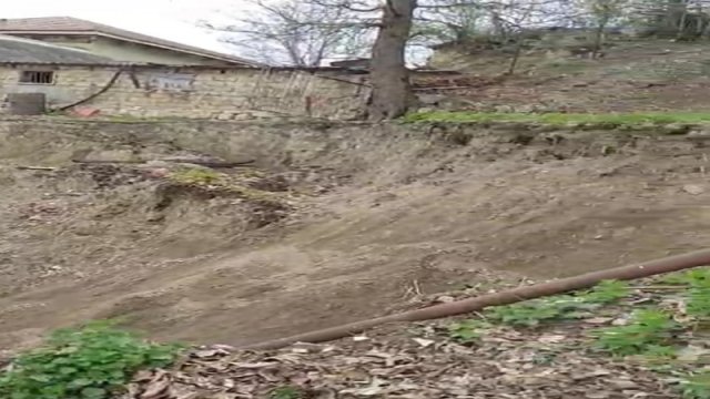 Qubada torpaq sürüşməsi olub, kəndin əsas yolu bağlanıb - FOTO