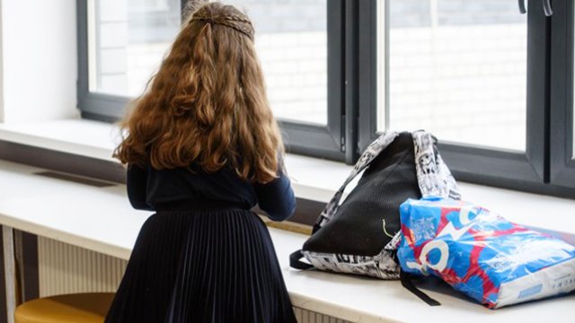 9 yaşlı qızına zorakılıq edən sevgilisini bıçaqladı - Özü şərti cəzalandı, digərinə 16 il həbs
