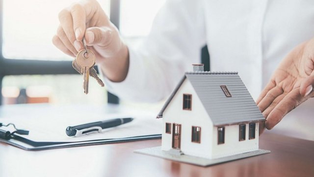 Kirayədə qalanın müqaviləsi varsa, ev sahibi onu yalnız yalnız məhkəmə yolu ilə çıxara bilər