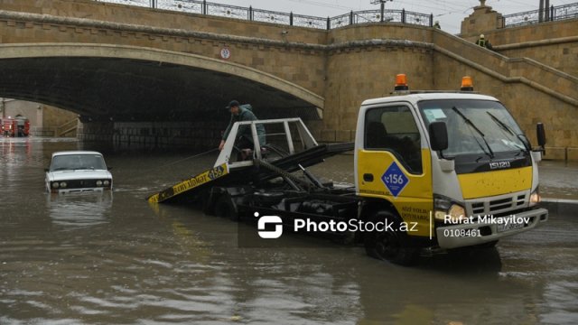 Bakıda "Bağırov" körpüsünü su basdı - FOTO