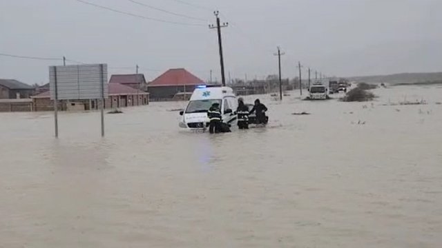 Təcili yardım maşını da suda batdı - FOTO/VİDEO