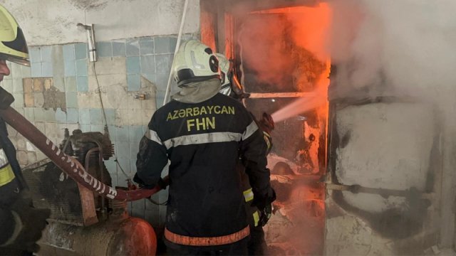 
Bakıda anbarda baş verən yanğın tam söndürüldü - YENİLƏNİB