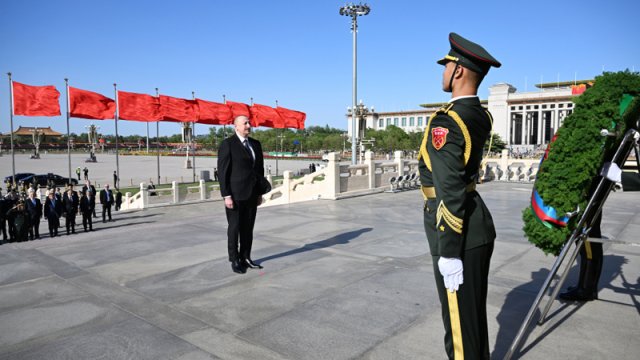 İlham Əliyev Pekində Xalq Qəhrəmanları Abidəsini ziyarət etdi - YENİLƏNİB