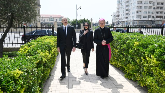 Prezidentlə xanımı Bakıdakı Müqəddəs Məryəm Ana kilsəsində olub - YENİLƏNİB