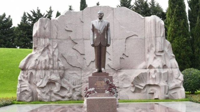 İran Prezidenti Fəxri və Şəhidlər xiyabanlarını ziyarət etdi
