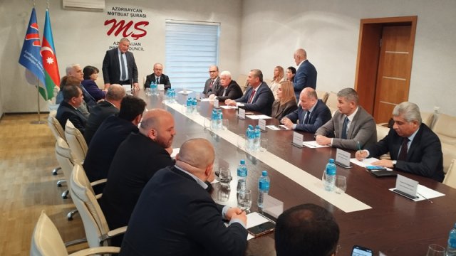 Səfir Birol Akgün Mətbuat Şurasında oldu - FOTO