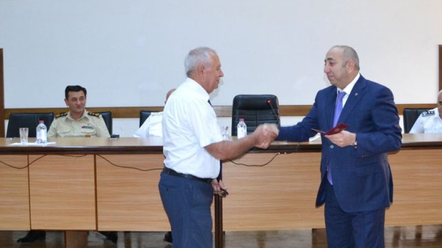 77 yaşlı sabiq rəis elektron qolbaqda gəzəcək
