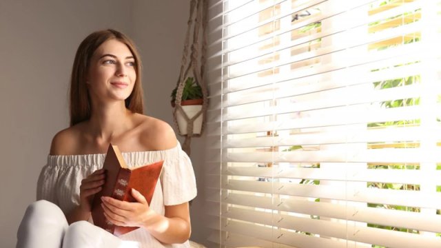 Pərdələri tozdan və ləkələrdən necə düzgün təmizləmək olar? - Mütəxəssis məsləhəti